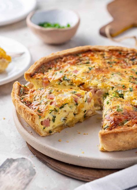 This Ham and Cheese Quiche recipe is a crowd-pleaser, whether you serve it for breakfast, brunch, or dinner. Best Quiche Recipe Ever, Ham Quiche Recipe, Ham And Egg Casserole, Breakfast Quiche Recipes Easy, Best Quiche Recipes, Brunch Quiche, Cheese Quiche Recipe, Ham And Cheese Quiche, Ham Breakfast