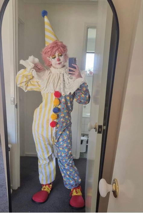 Clowncore Fashion Men, Clown Clothes Reference, Clown Aesthetic Outfit Male, Male Clown Outfit, Clowncore Boy, Masc Clowncore, Circuscore Fashion, Clownpunk Fashion, Jestercore Fashion