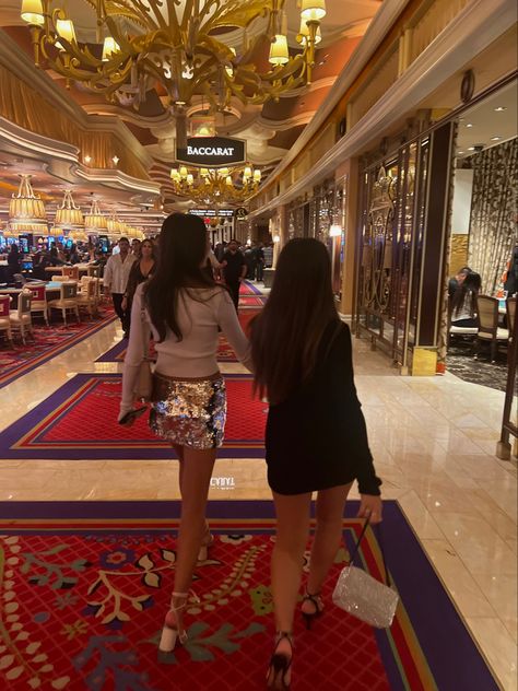 Las Vegas Couples Outfit, Vegas Photo Inspiration, Vegas Vibes Outfits, Casino Photo Ideas, Vegas Photo Ideas Friends, What Happens In Vegas Stays In Vegas, Vegas Selfie Ideas, Las Vegas Friends Aesthetic, 21 Birthday Vegas