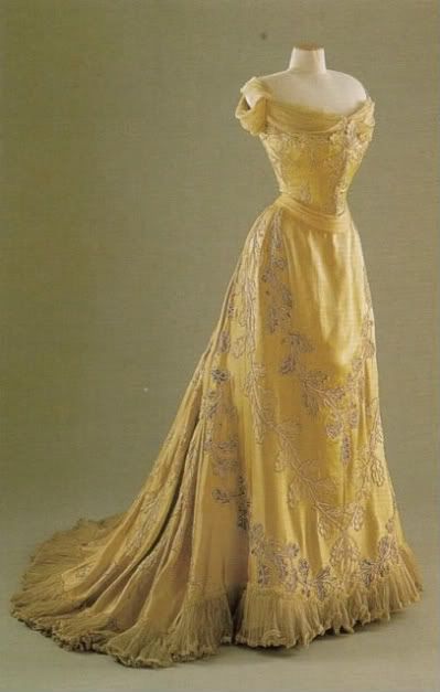 1903, house of worth...if that isn't a real life version of Belle's dress from Beauty and the Beast, then I am the Tooth Fairy House Of Worth, Leaf Dress, Summer Wind, 1900s Fashion, Museum Fashion, Period Dress, Old Dresses, Antique Dress, Vintage Gowns