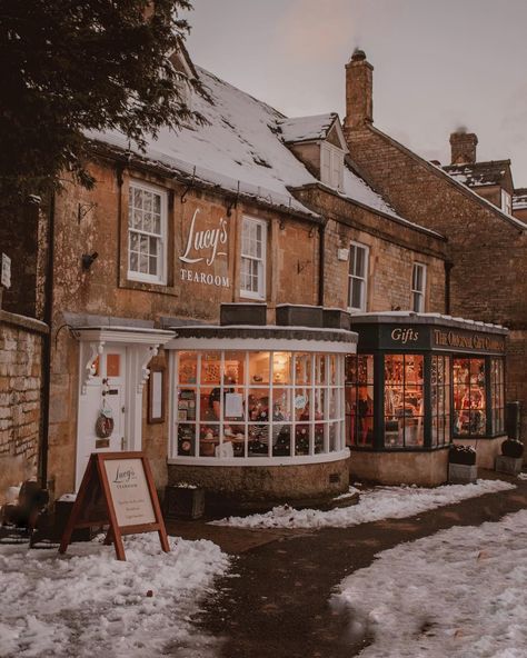 One from the snowy Cotswolds yesterday. There are so many cars in Stow on the Wold it’s kinda hard to photograph. This corner was super… Stow On The Wold, English Village, Village House, Village Life, Village Houses, English Countryside, British Isles, On The Ground, Christmas Village