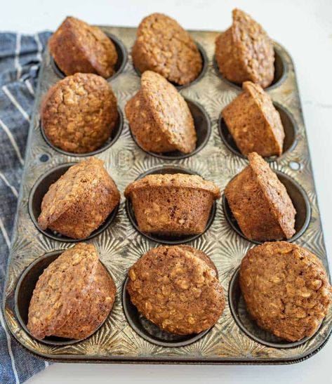 Brown sugar oatmeal muffins have all the spicy and sweet warming flavors that you love in baked goodies, and they're moist, super simple, and full of natural fiber! Breakfast lovers unite! These fibrous, sweet, and warmly spiced muffins are so so easy and even more tasty! They make for a perfect breakfast food or snack any day. #muffins #muffinrecipe #easymuffinrecipe #easymuffins #oatmealmuffins #brownsugarmuffins #oatmealbrownsugarmuffins #brownsugaroatmealmuffins Honey Bran Muffins, Brown Sugar Muffins, Spiced Muffins, Fiber Breakfast, Honey Muffins, Breakfast Cake Recipes, Oatmeal Muffin Recipes, Brown Sugar Oatmeal, Healthy Oatmeal Recipes