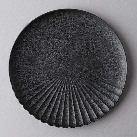 Textured Ceramic Plate, Clay Plates Design, Black Clay Pottery, Handmade Ceramic Plates, Pottery Platters, Ceramics Plates, Beginner Pottery, Ceramic Glaze Recipes, Pottery Platter