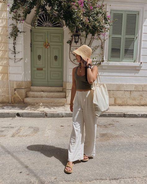 Eastern European Summer Outfits, Casual London Outfits Summer, Europe Summer Shoes, European Summer Wardrobe, Italy Outfit Inspiration, Europe Beach Outfits, Mallorca Aesthetic Outfit, Austria Summer Outfit, Europe Outfits Summer European Vacation