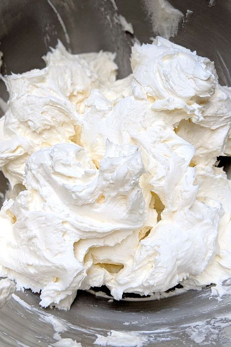 Fluffy White Buttercream Frosting, Creamy White Cake With Buttercream Frosting, Best White Icing For Cakes, Best White Frosting For Cake, Best Icing For White Cake, White Frosting Cake Decoration, Best Wedding Cake Icing, Best Frosting For White Cake, White Wedding Cake Frosting Recipe