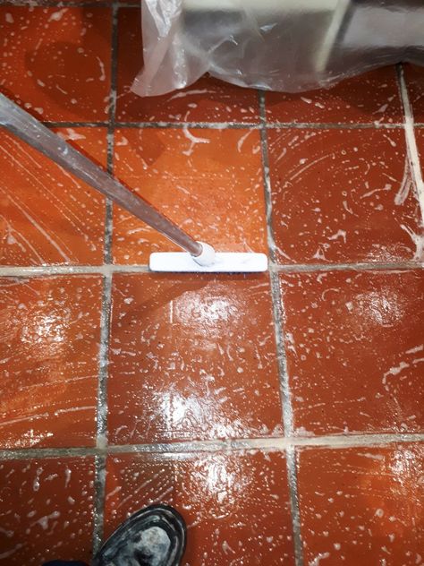 Terracotta Floor Tile Bathroom, Kitchens With Terracotta Floor Tiles, Red Terracotta Floor, Terracotta House, Bathroom With Terracotta Floor Tiles, Terracotta Floor Kitchen, Saltillo Tile Bathroom, Terracotta Floor Tiles Kitchen, Terracotta Tile