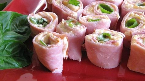 Cheddar cheese is blended with the usual cream cheese for these attractive little ham spirals, giving them an extra splash of flavor and color. You'll get plenty of requests for the recipe. Ham Roll Ups, Ham Wraps, Cream Cheese Roll Up, Onion Rolls, Homemade Ham, Cream Cheese Rolls, Roll Ups Recipes, Pinwheel Recipes, Cheese Rolling