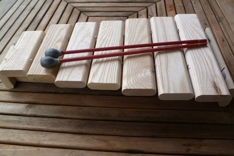 Diy Xylophone, Homemade Musical Instruments, Homemade Instruments, Wood Block Crafts, Diy Instruments, Wood Crafting Tools, Woodworking Projects For Kids, Diy Musical Instruments, Wood Scraps