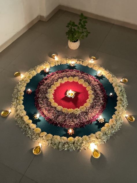 Aesthetic Simple Rangoli Ideas, Onam Rangoli Flower, Flower Rangoli Designs Simple, Rangoli Designs With Flowers, Diwali Rangolis, Tulsi Pooja, Color Rangoli, Simple Flower Rangoli, Easy Rangoli Designs Videos