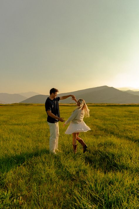 Couple Twirling Photo, Couple Spinning Around, Spinning Couple Picture, Spring Time Engagement Photos, Couples Photo Poses Ideas, Senior Picture Couple Ideas, Couples Photoshoot Outfits Summer Casual, Landscape Couple Photos, Apple Picking Engagement Photos