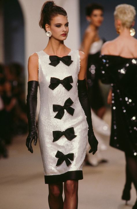 Coco Chanel Fashion, Chanel Runway, 80’s Fashion, 90s Runway Fashion, Mode Chanel, Runway Outfits, Chanel Style, Chanel Couture, Chanel Haute Couture