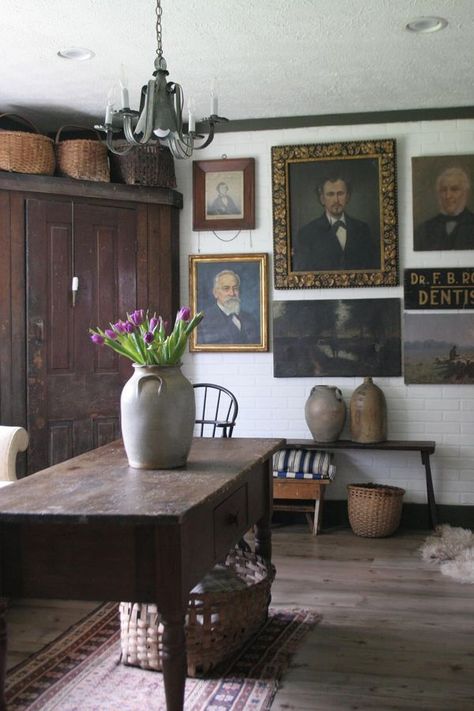 Early American | Theflippingvintage.com 💜 | Facebook Primitive Living Room Decor, American Colonial Interior, Early American Decorating, American Style Living Room, Colonial Style Interior, Early American Homes, Primitive Dining Room, Early American Style, French Country Cottage Decor