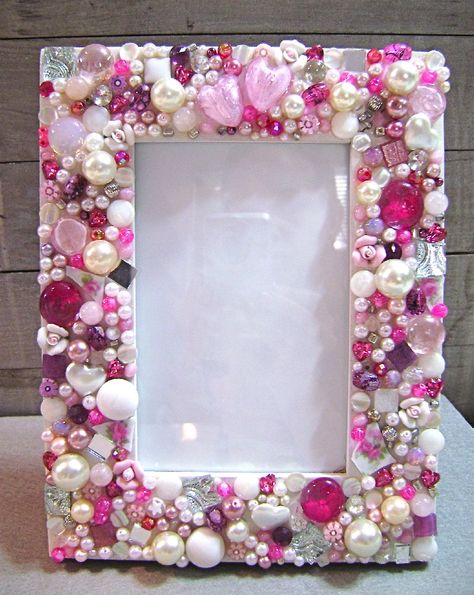 i need to start making these Decorated Frames, Cadre Photo Diy, Jeweled Picture Frame, Jeweled Picture, Picture Frame Crafts, Frame Pink, Diy Picture Frames, Diy Picture, Button Art