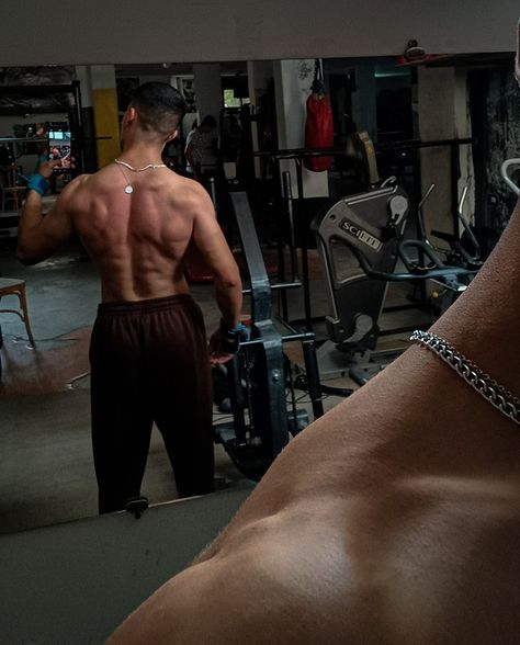 "Muscular man flexing back muscles in gym mirror, showcasing fitness progress and gym environment." Men's Physique Posing, Back Physique Men, Back Flexing Pose, Gym Back Pose, Men Flexing Muscles, Gym Mirror Selfie Men, Muscular Back Male, Gym Selfie Men, Gym Poses For Men