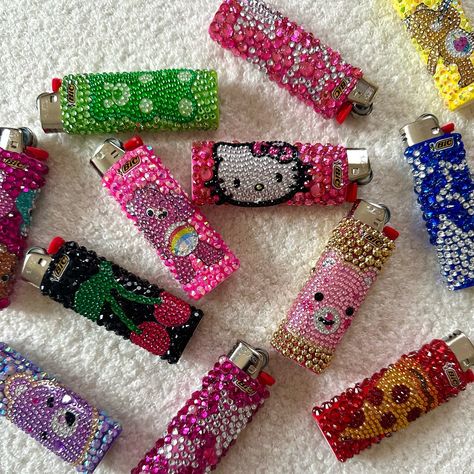 Sneak peak of tomorrow’s new bedazzled lighters DROP!!!! 🫣⭐️ These will all be added to my website at 11am tomorrow Arizona time, there will only be 1 available per design so MARK YOUR CALENDAR💌 Diy Craft Aesthetic, Bedazzle Lighter, Random Diys, Lighter Bedazzled, Bedazzled Beats, Lighter Diy Decorated, Rhinestone Crafts Ideas, Rhinestone Lighter, Lighter Decoration Ideas