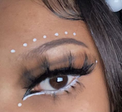 White Eyeliner Bottom Waterline, Smokey Eye With White Liner, Rave Makeup White Eyeliner, Black Out Makeup, White Under Eyeliner Makeup Looks, Under Eyelashes Eyeliner, White Eyeliner Festival Makeup, Dramatic Bottom Lashes, White Eyeliner Looks Black Women