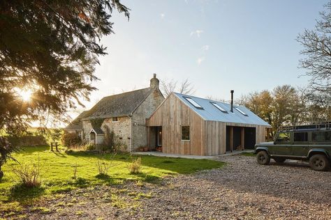 @AAVA Architects have used Cladco Corrugated Sheets with a PVC Plastisol, high-strength Coating in the colour Merlin Grey to roof this modern extension which adjoins an olde worlde farm cottage, seamlessly blending new and old design together. As well as being in keeping with the agricultural roots of the original building, our Corrugated Sheets are: ✔️ Available in up to 12 Colours ✔️ Can be cut to specific lengths ✔️ Supplied in 0.7mm or 0.5mm thicknesses Find out more online. Stone House Modern Extension, Cottage With Extension, Old Cottage Extension, Old House With Modern Extension, Stone Cottage Extension, Old House Modern Extension, Extension On Old House, Galvanised Roof, Garden Annexe