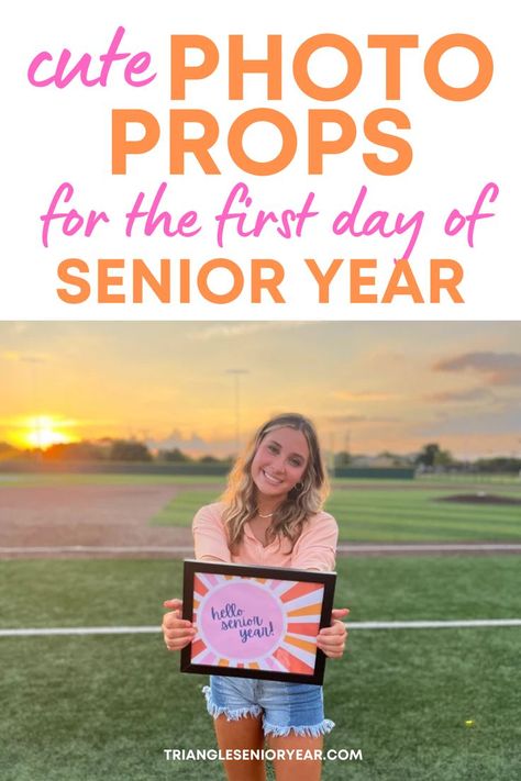 cute senior girl holding a sign that says hello senior year Senior Back To School Sign, Senior First Day Picture Ideas, 1st Day Of School Senior Year, Seniors First Day Of School, Senior 1st Day Of School Ideas, Senior First Day Of School Picture Ideas, Senior Year First Day Photo Ideas, First Day Senior Year Picture Ideas, First Day Of Senior Year Pictures