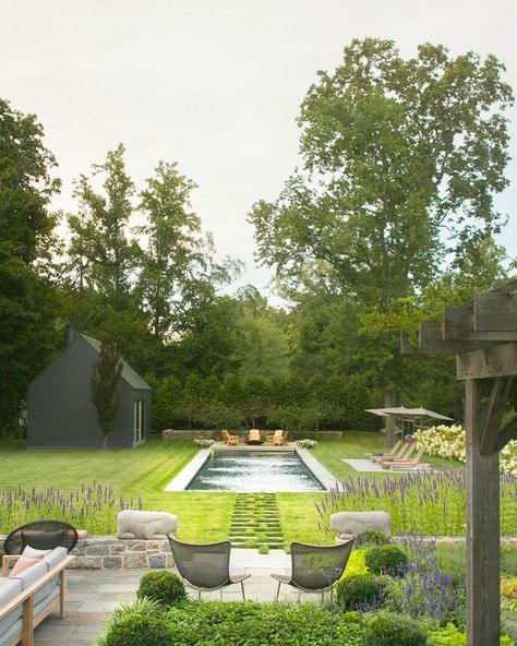 Garden With Small Pool, Small Backyard Water Feature, Small Pool Design Ideas, East Hampton Houses, Pool House Design, Hamptons Cottage, Dipping Pool, Clubhouse Design, Pool Design Ideas