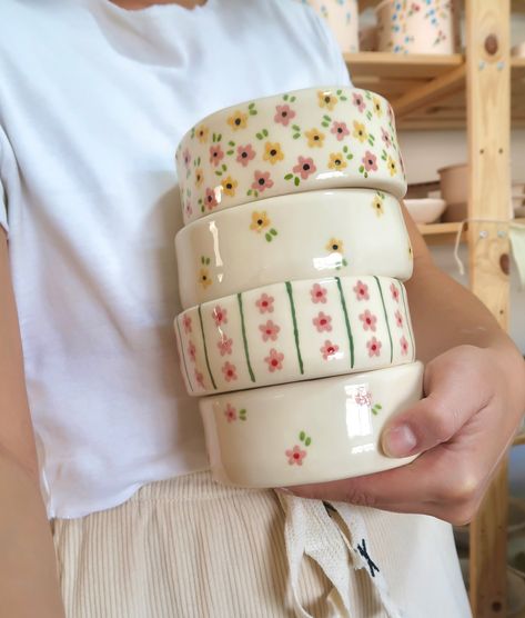 ✨ Some random moments from the past few days in the studio 🎨 These have been happy days, with the new drop getting closer and closer 🍂 Very soon, I will reveal the date 💛 . . . . . . . . #handmadewithlove #clayartist #ceramicartist #potterylife #ceramicdrawing #ceramicflowers #cuteceramic #cuteceramics #handmadeceramics #potterypainting #potterydrawing Ceramic Plate Bowl, Ideas For Pottery Painting, Ceramic Class Ideas, Cute Plate Designs, Cute Ceramic Painting Ideas, Ceramic Clay Ideas, Ceramics Ideas Pottery Inspiration, Handmade Ceramics Ideas Pottery, Pottery Art Ideas