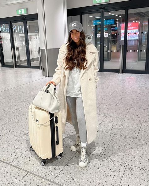 What To Wear In 50-Degree Weather? 30 Chic Outfit Ideas #winteroutfits #wintertrends #outfittrends 50 Degree Weather Outfit, Classy Airport Outfit, Degree Outfit, Airport Outfit Winter, Chic Outfit Ideas, Winter Travel Outfit, Winter Fashion Outfits Casual, Outfit Trends, Dinner Outfits