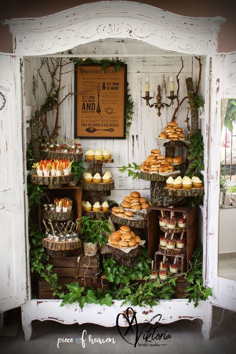 Food Display For Wedding, Rustic Food Display Table, Formal Outdoor Party, Outdoor Food Display Ideas, Wood Slice Food Display, Rustic Outdoor Party Decorations, Wedding Baked Goods Table, Vintage Wedding Food Table, Wedding Pizza Oven