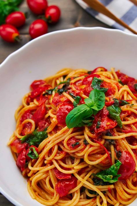 BEST Pomodoro Sauce with Spaghetti (Pasta Pomodoro) Italian Summer Pasta, Best Italian Pasta Recipes, Spaghetti Al Pomodoro, Pomodoro Sauce, Spaghetti Squash Recipes Easy, Easy Homemade Pasta, Pasta Pomodoro, Make Pasta, Rice Side Dishes