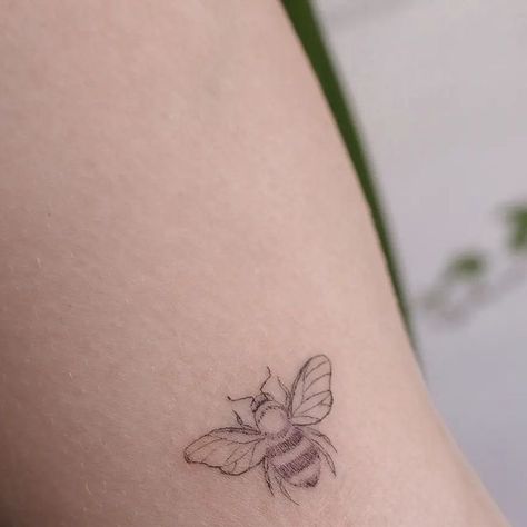 Bee Tattoo Dainty, Small Simple Fine Line Tattoos, Small Honeybee Tattoo, Micro Bee Tattoo, Minimalist Fine Line Tattoo, Carpenter Bee Tattoo, Fineline Bee Tattoo, Bee Fine Line Tattoo, Bee Tattoo Outline