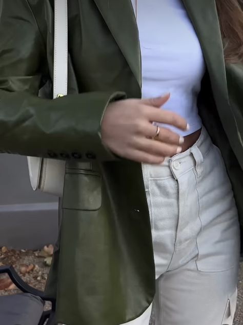 Olive Leather Blazer Outfit, Green Leather Blazer Outfit, Green Old Money Outfit, Olive Green Leather Jacket Outfit, Green Leather Jacket Outfit, Green Leather Blazer, Dark Academia Girl, Olive Green Leather Jacket, Blazer Verde