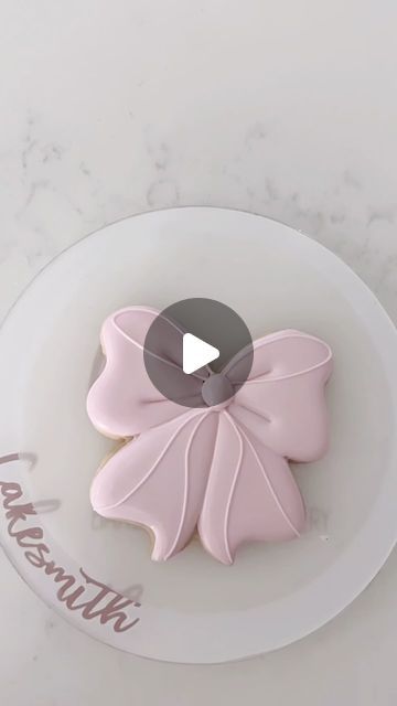 Cheer Bow Cookies Decorated, Future Mrs Cookies, Royal Icing Bows Tutorial, Bow Cookies Royal Icing, Bow Sugar Cookies Royal Icing, Royal Cookies Ideas, Princess Cookies Disney, Pink Bow Cookies Decorated, Coquette Cookies Decorated