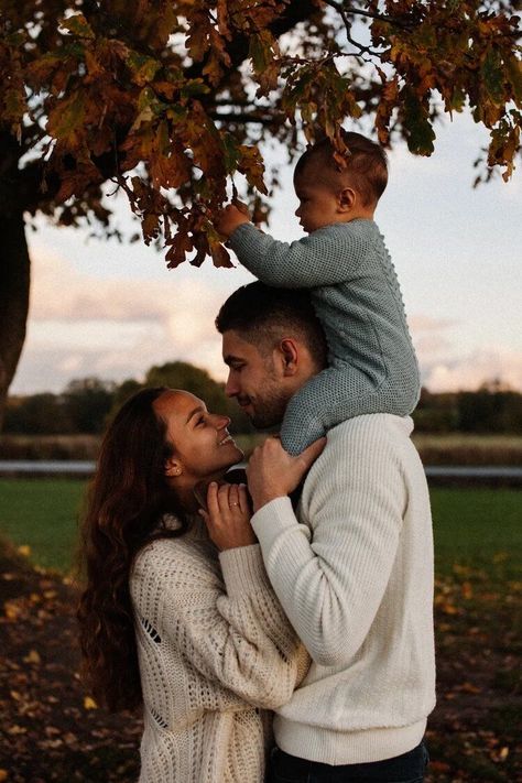 Fall Photoshoot Family, Fall Photoshoot Ideas, Outdoor Family Photoshoot, First Family Photos, Cute Family Photos, Family Photos With Baby, Family Photoshoot Poses, Fall Family Portraits, Family Portrait Poses