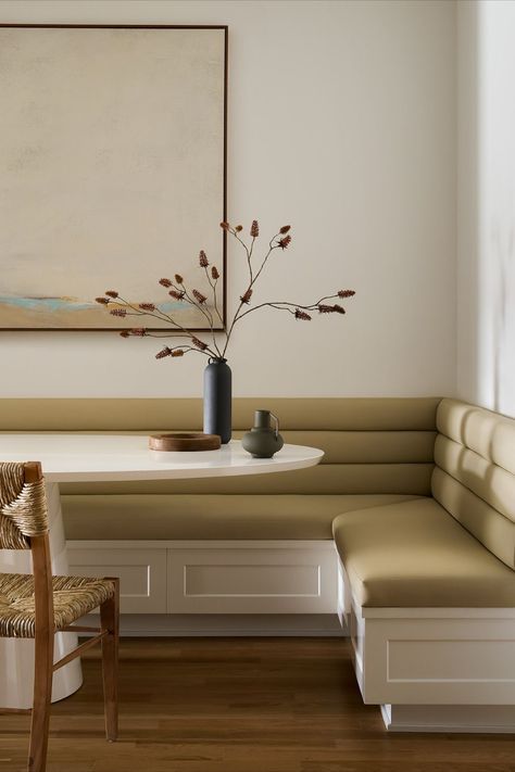 Corner Banquette Seating, Kitchen Banquettes, Coin Banquette, Banquette Ideas, Dining Room Banquette, Corner Bench Seating, Bench Seat Dining, Banquette Dining, Bench Seating Kitchen