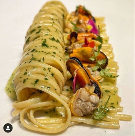 Fancy Pasta Plating, Beautiful Plated Food, Lasagna Plating Presentation, Spaghetti Plating, Gourmet Pasta Plating, Fine Dining Aesthetic, Michelin Food, Food Presentation Plates, Gourmet Pasta