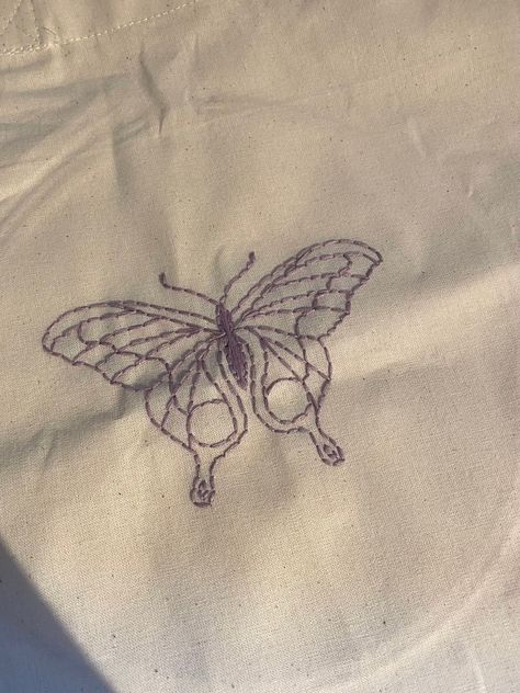 Bookbag Embroidery Ideas, Embroider Butterfly Simple, Cute Butterfly Embroidery, Backpack Embroidery Ideas Easy, Embroidery Butterfly Easy, Simple Butterfly Embroidery, Simple Animals, Diy Hoodie, Senior Jeans