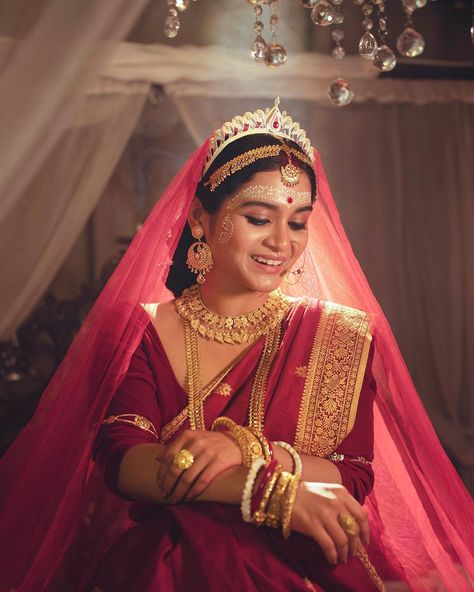 Anirban Mondal | 🌺A A D I T I Y A Bridal Trousseau 2024 Releasing soon … Kiran Mazumder Adorned in vibrant red, a Bengali bride graces the scene. Bold… | Instagram Dusky Bengali Bride, Simple Bengali Bride, Simple Bengali Bridal Look, Bengali Bride Traditional Look, Bengali Wedding Look, Bengali Hairstyle, Bengali Bridal Look, Bengali Photoshoot, Bengali Bride Reception Look