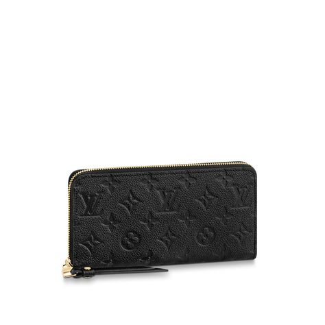 Das elegante Design der Zippy Geldbörse wird durch das geschmeidige Monogram Empreinte Leder sowie das ikonische, geprägte Monogram-Motiv von Louis Vuitton vervollständigt. Dieses Modell ist eines der bekanntesten Modelle des Hauses Louis Vuitton und zeichnet sich durch den Rundumreißverschluss sowie das wohldurchdachte Innere aus. Die stilvolle und funktionale Zippy Geldbörse kann auch als Clutch getragen werden. Mm Monogram, Louis Vuitton Official Website, Louis Vuitton Wallet Zippy, Best Wallet, Luxury Wallet, Louis Vuitton Wallet, Louis Vuitton Official, Designer Wallets, Small Leather Goods