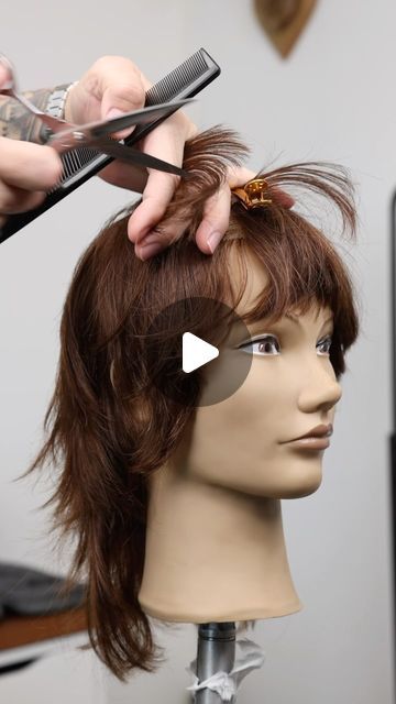 Joel Torres Style - Tutorials on Instagram: "Haircut tutorial Wich haircut should i do next? . #mullet #wolfcut #hairtutorial" Short Long Layers Haircut, Women's Mullet Haircut, Long Mushroom Haircut, Curly Mullet Tutorial, Long Mullet Tutorial, How To Cut A Short Wolf Cut, Diy Short Wolfcut, How To Mullet Haircut, Mullet Flat Hair