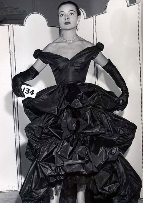 Cristóbal Balenciaga es el único maestro de la moda y por fin tiene la serie que se merecía 60s Haute Couture, Christian Dior Gowns, 1959 Fashion, Balenciaga Dress, Fashion Museum, Cristobal Balenciaga, Exhibition Room, Sack Dress, Balenciaga Fashion