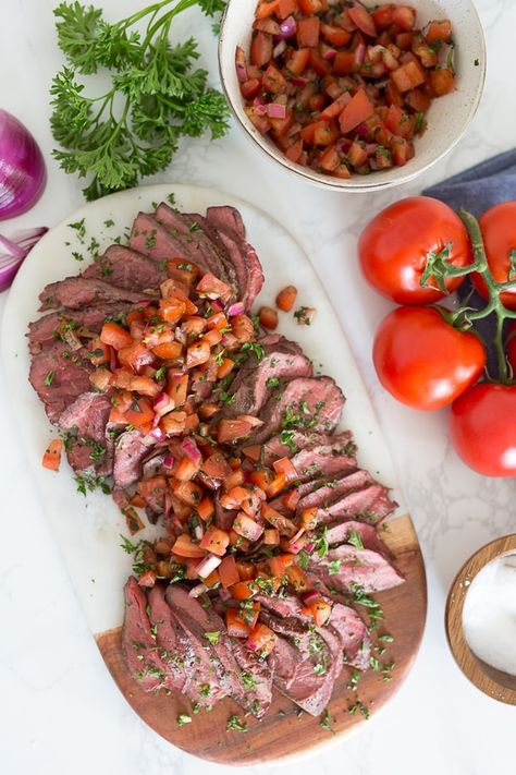 One of my favorite ways to make grilled steak in the summer. Topped with fresh chopped tomatoes, red onion, balsamic and oil. It's fresh and a great way to enjoy those end-of-summer tomatoes! Steak With Tomatoes, London Broil, Grilled Steak Recipes, Grilled Flank Steak, Skinny Taste Recipes, Grilled Steak, How To Grill Steak, Red Onions, Flank Steak