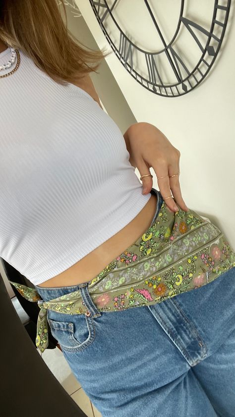 #aesthetic #bandana #90sfashion #90s Bandana On Leg Outfit, Summer Outfits Bandana, Bandana Belt Outfit, Bandana Styling Outfits, Bandana Around Leg, Styling Scarf With Shirt, Bandana Tied On Jeans, How To Style A Bandana On Jeans, Bandana Ideas To Wear