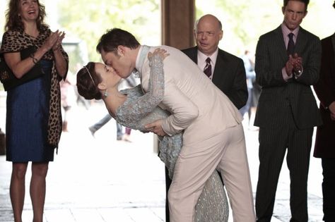 Still of Wallace Shawn, Desmond Harrington, Margaret Colin, Leighton Meester and Ed Westwick in Gossip Girl    New York I love You, XOXO Chuck Et Blair, Gossip Girl Wedding, Chuck E Blair, Chuck Y Blair, Gossip Girl Season 6, Chucks Wedding, Blair And Chuck, Gossip Girl Series, Estilo Gossip Girl