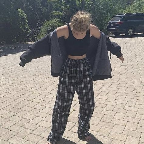 Goth Outfit, Mode Hippie, Flannel Outfits, Fashion 90s, Tumblr Outfits, Lazy Outfits, Baggy Pants, Brunch Outfit, Swaggy Outfits