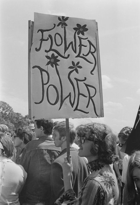 Why a Simple Daisy Has So Much Power in Times of Resistance 60s Aesthetic, A Sign, Flower Power, Black And White, White, Black, Hippies