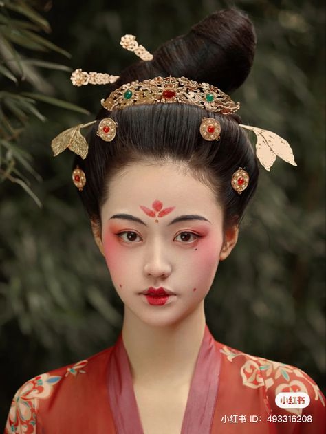 Japan Traditional Makeup, Japanese Make Up Traditional, Hanfu Makeup Look, Traditional Asian Makeup, Chinese Drama Makeup, Qing Dynasty Makeup, Chinese Hanfu Makeup, Ancient China Makeup, Chinese Make Up Traditional