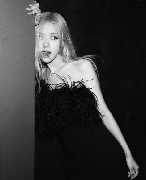 Rosé Header, Rosé Icons Dark, Rosé Bnw, Rose Pic, Rosé Black And White, Bp Rosé, Rose And Rosie, Black Hair Kpop, Rosé Details