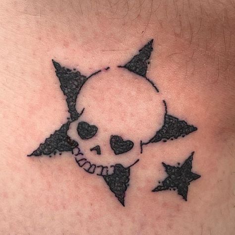 Small Edgy Tattoos Grunge, 90s Tattoo Grunge, Sick Tattoo Ideas, Early 2000s Tattoos, Skull Tattoo Small, Anthony Tattoo, Tato Grunge, Tattoos Baddie, Grunge Tattoos