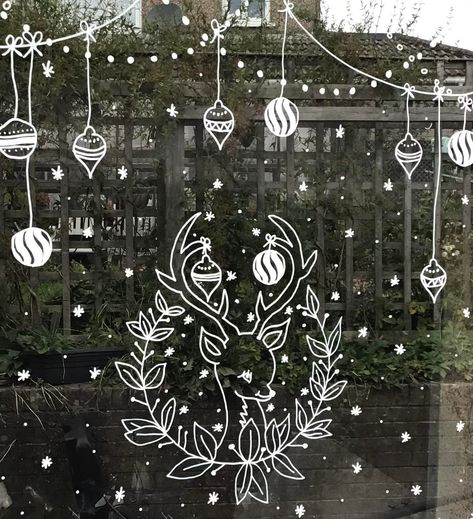 Drawing On Windows Christmas, Chalk Art Christmas, Xmas Window Decorations, Christmas Draw, Winter Windows, Painting On Glass Windows, Kitchen 2023, Christmas Window Painting, Disney Canvas Art