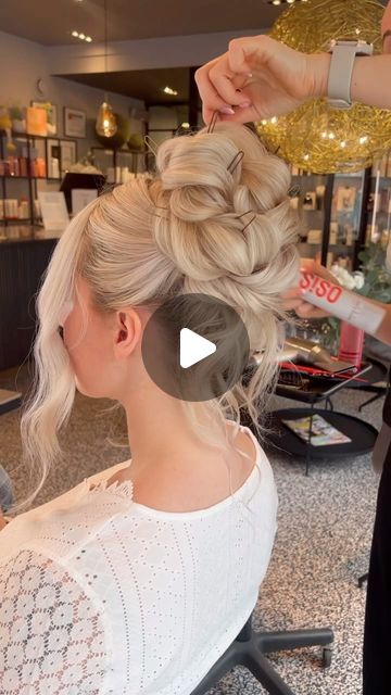 Cathrine Heieren Hansen on Instagram: "Mini tutorial High bun 🙌🏻 Inspired by @hairbyhannahtaylor  Modell @majaundrum  - #highbun#tutorial#updoducator #bakstolen2024_educator" High Fancy Bun, Wedding Hair Updo High Bun, Chignon Alto Tutorial, Wedding High Bun Hairstyles, Fancy Bun Hairstyles Tutorials, High Bridal Bun, High Bun Prom Hair, High Bun Updo Tutorial, High Up Do