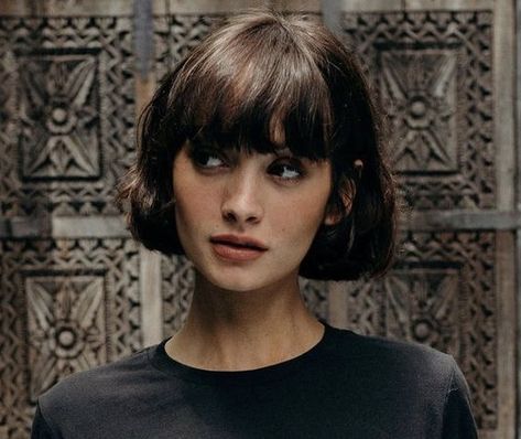 Dark Academia Bob Hair, Bangs With Chin Length Hair, Fringe And Short Hair, Short Bob And Fringe, Sharp Bob Hairstyles, Short Hair Bangs Square Face, Short Hair With Bangs Women, Chic Bob With Bangs, Short French Bangs