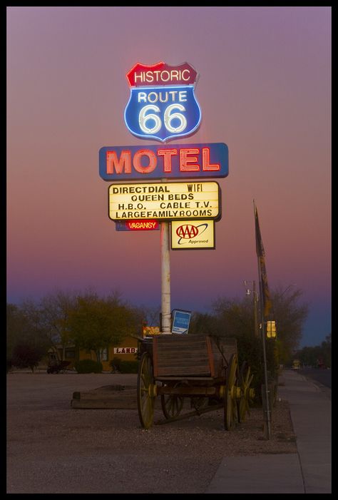 𝔱𝔯𝔞𝔤𝔦𝔠𝔱𝔢𝔢𝔫 Seligman Arizona, Motel Sign, Americana Aesthetic, Desert Aesthetic, Route 66 Road Trip, Historic Route 66, Fotografi Vintage, Vintage Americana, Retro Wallpaper